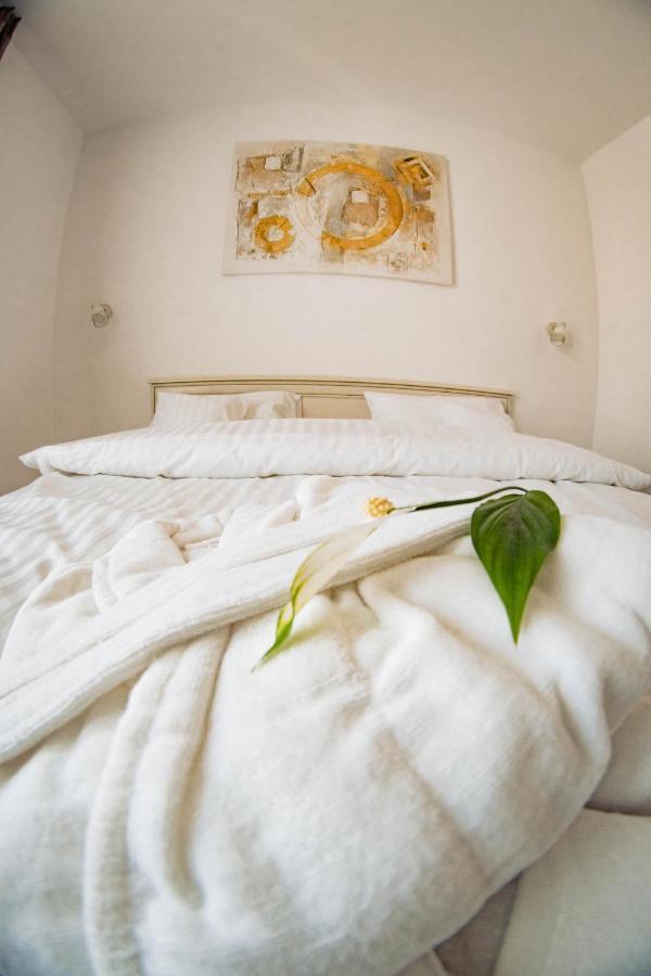 Hotel B4 Oradea Buitenkant foto