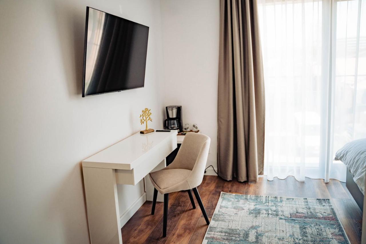 Hotel B4 Oradea Buitenkant foto