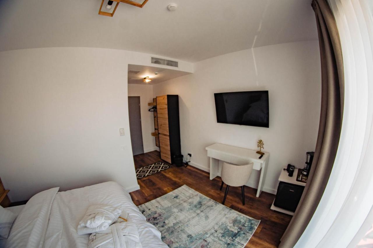 Hotel B4 Oradea Buitenkant foto