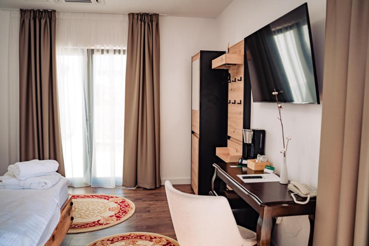 Hotel B4 Oradea Buitenkant foto