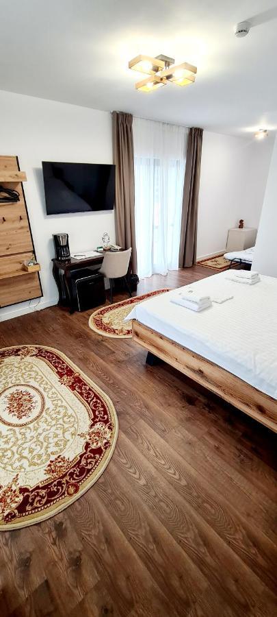 Hotel B4 Oradea Buitenkant foto