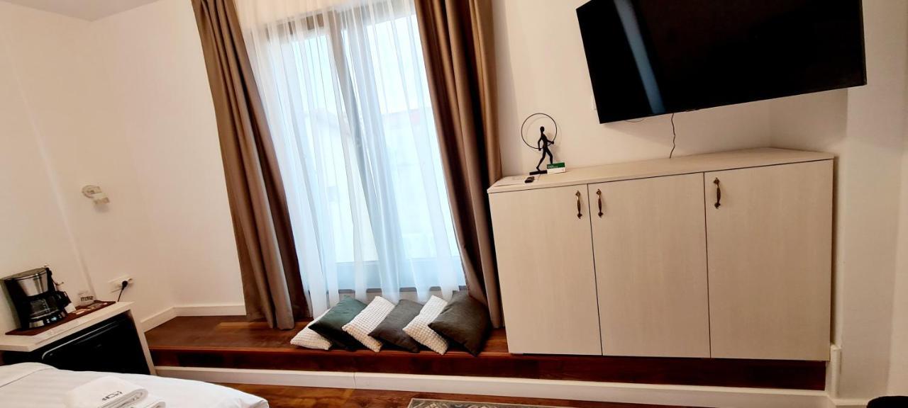 Hotel B4 Oradea Buitenkant foto
