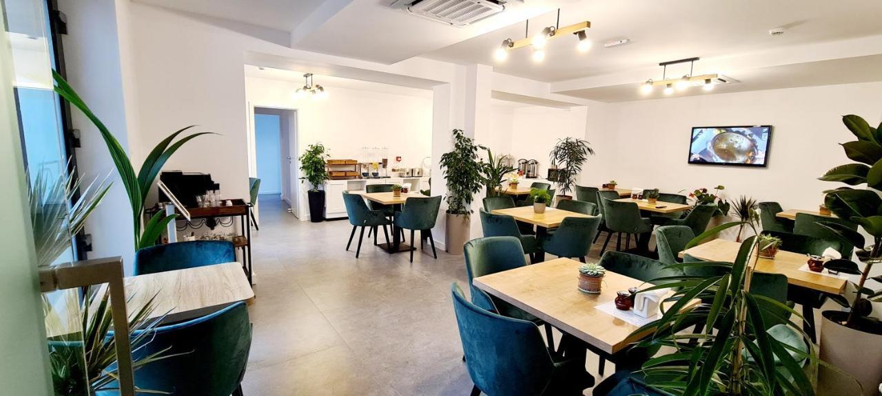 Hotel B4 Oradea Buitenkant foto