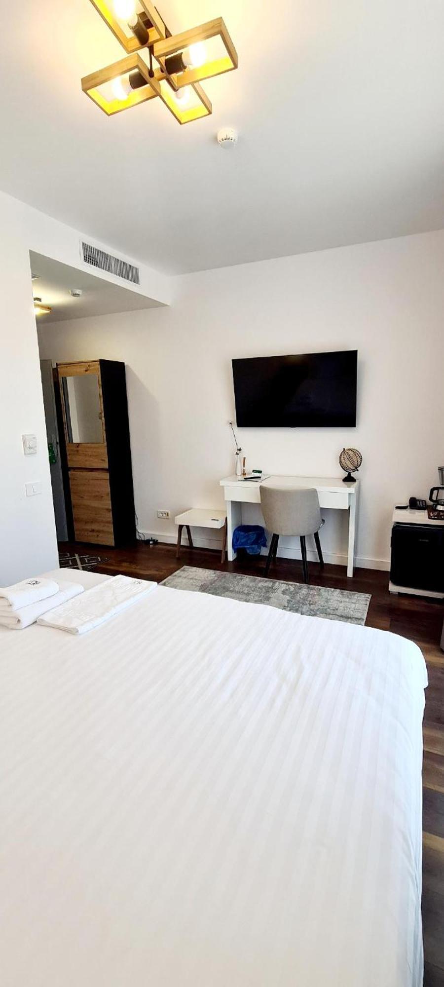 Hotel B4 Oradea Buitenkant foto