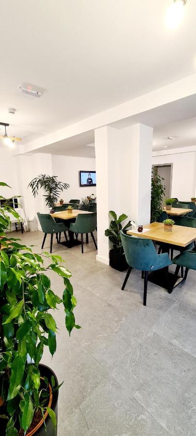 Hotel B4 Oradea Buitenkant foto