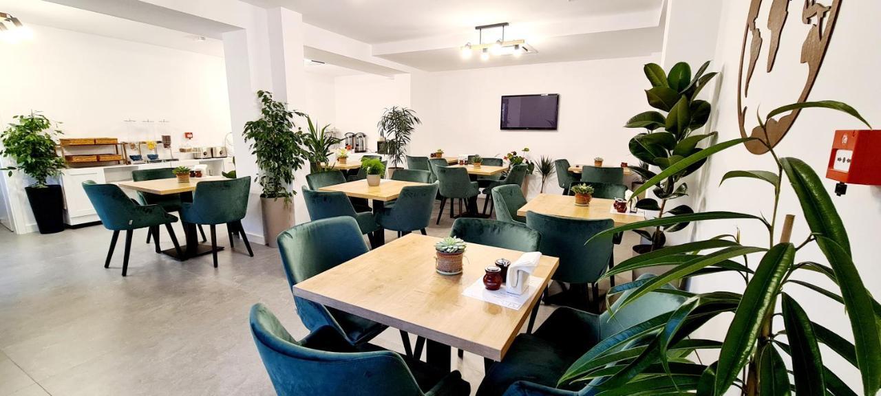Hotel B4 Oradea Buitenkant foto