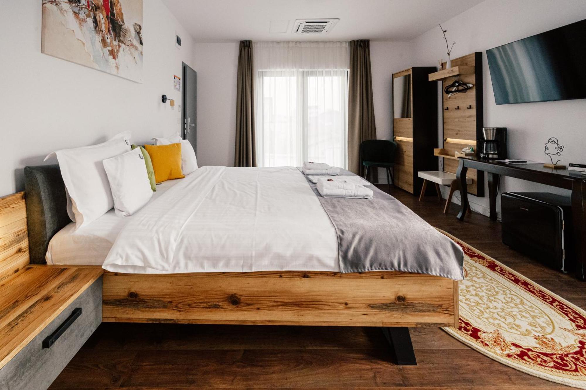 Hotel B4 Oradea Buitenkant foto