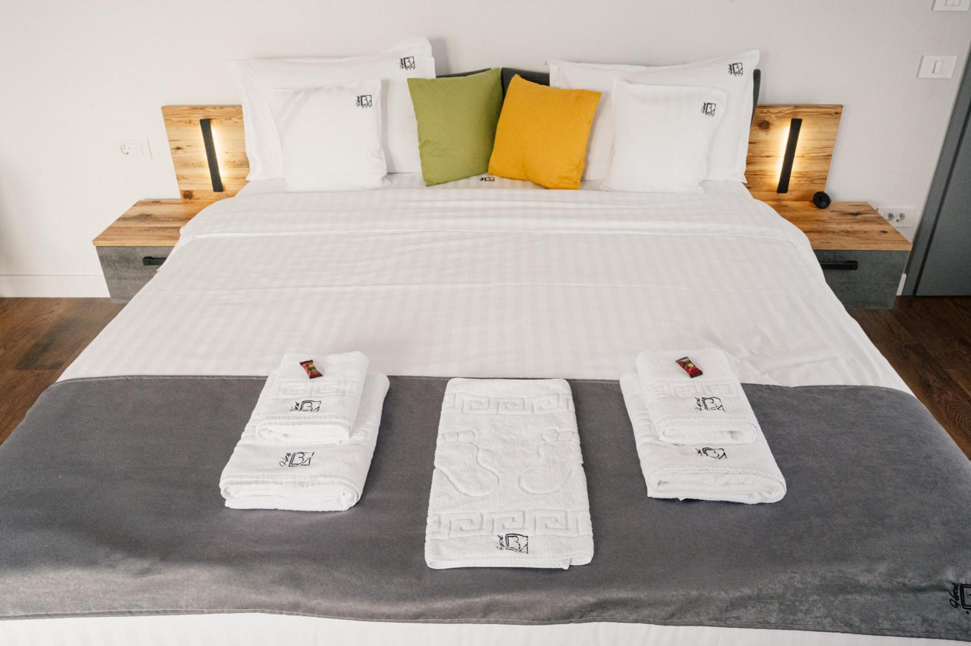 Hotel B4 Oradea Buitenkant foto
