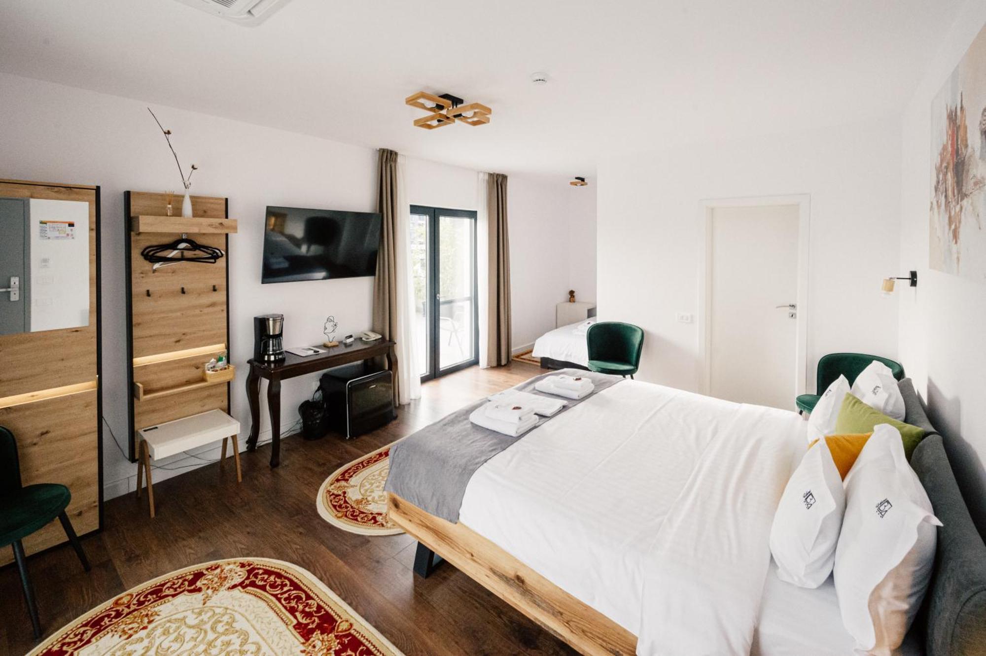 Hotel B4 Oradea Buitenkant foto